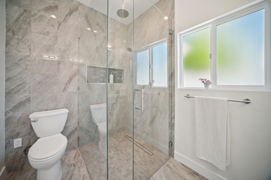 More Photos Of 8434 Oakdale Ave, Winnetka Multifamily For Sale