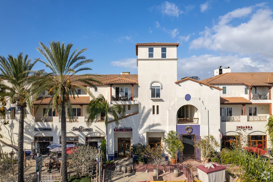 More Photos Of 301 N Main St, Huntington Beach General Retail For Lease