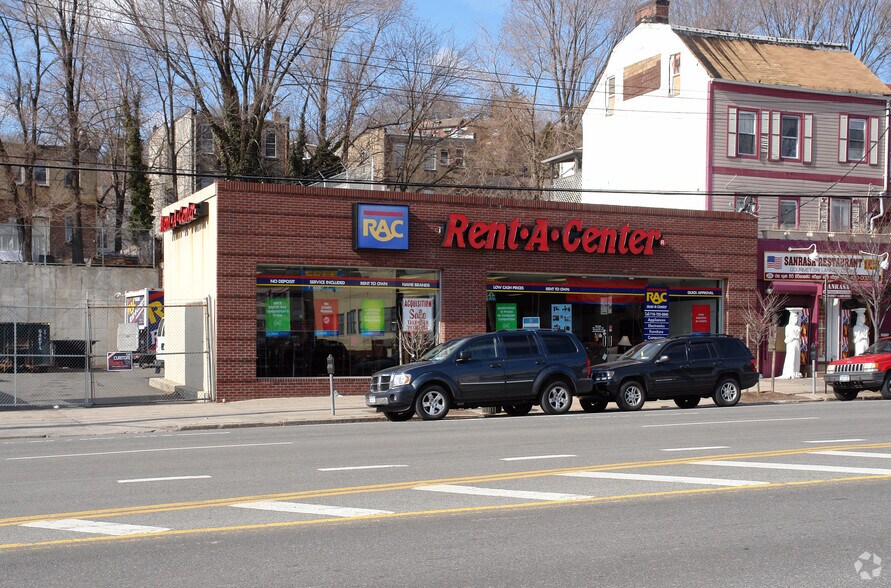 Primary Photo Of 230 Bay St, Staten Island Freestanding For Lease