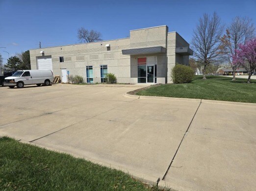More Photos Of 895 N MartWay Dr, Olathe Warehouse For Sale