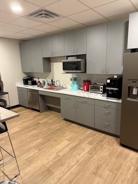 More Photos Of 200 E 8th St, Georgetown Storefront Retail Office For Lease