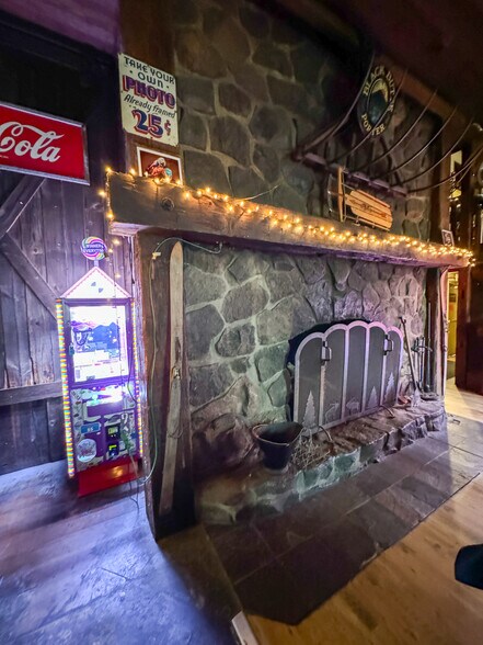 More Photos Of 38015 US-26 Hwy, Sandy Specialty For Sale