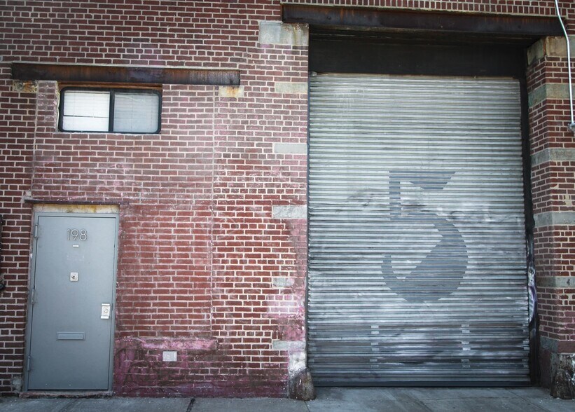 More Photos Of 198 N 4th St, Brooklyn Storefront Retail Office For Lease