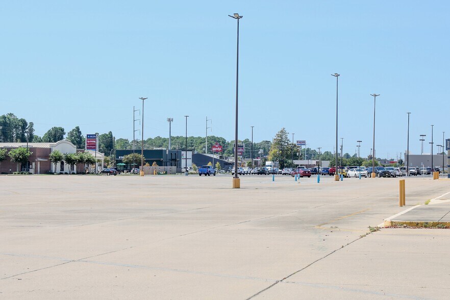 More Photos Of 3943 Denny Ave, Pascagoula General Retail For Lease