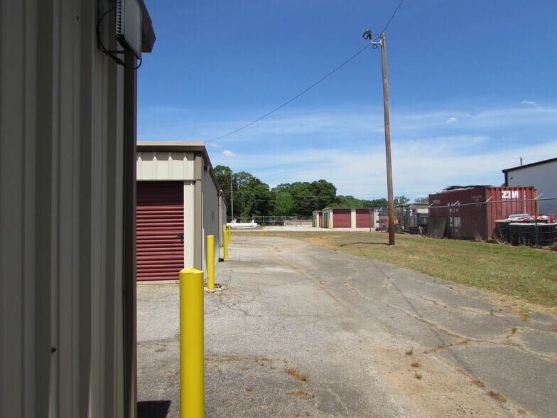 More Photos Of 529 Clifton Ter, Carrollton Self Storage For Sale