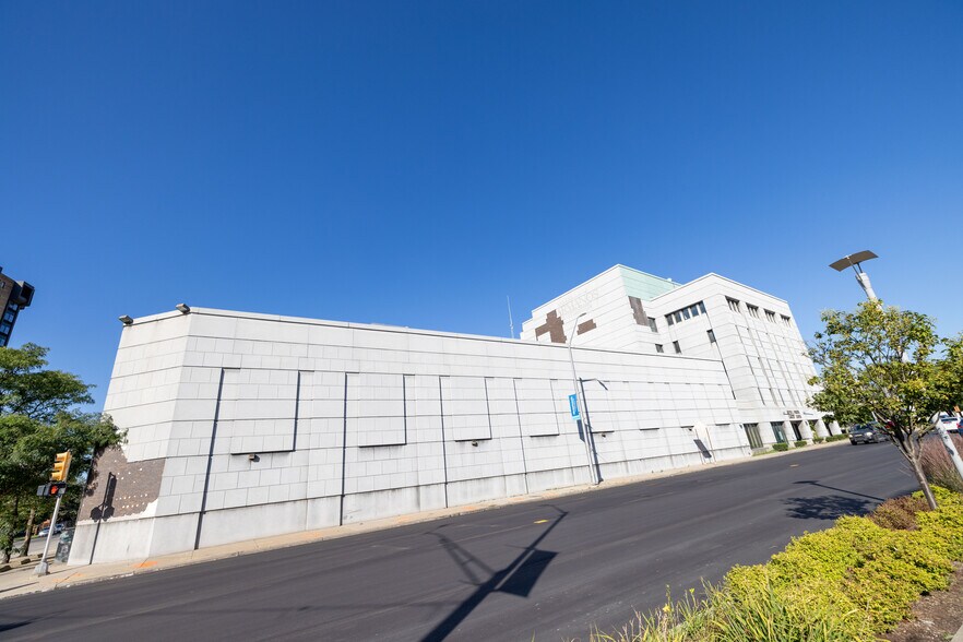 More Photos Of 110 E Warren Ave, Detroit Medical For Lease