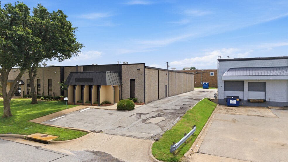 More Photos Of 3130-3140 Towerwood Dr, Farmers Branch Light Manufacturing For Lease