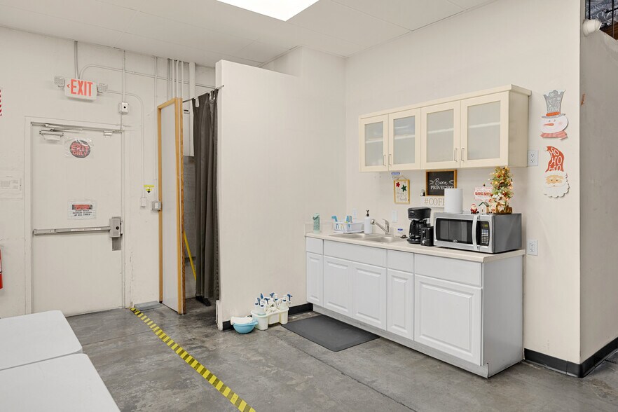 More Photos Of 525 Maple Ave, Torrance Distribution For Lease