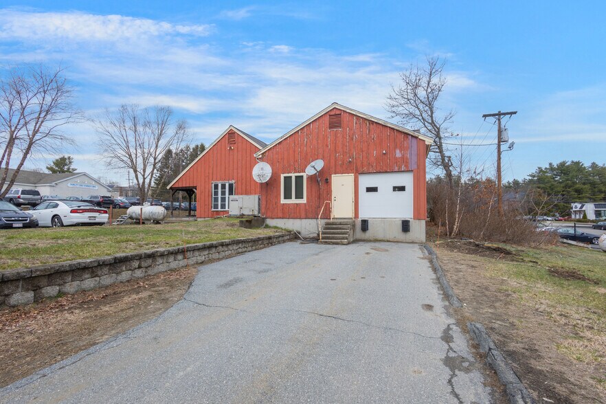 More Photos Of 444 Great Rd, Acton Showroom For Lease