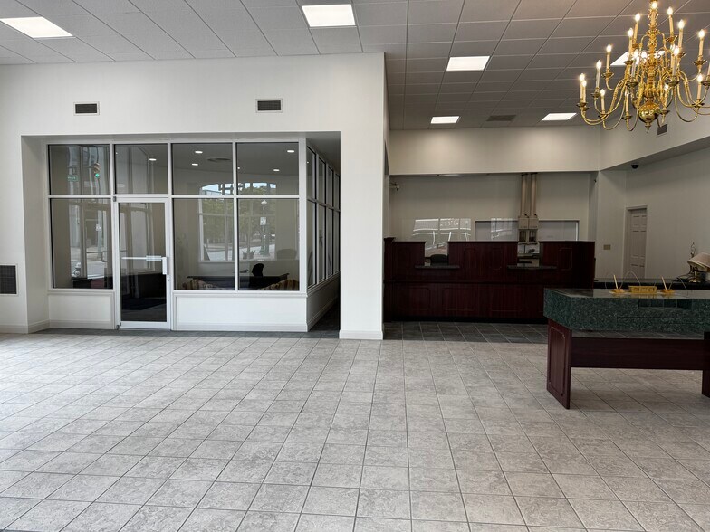 More Photos Of 620 Virginia St E, Charleston Bank For Lease