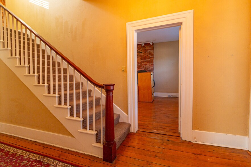 More Photos Of 323 S Main St, Zelienople Office Residential For Lease