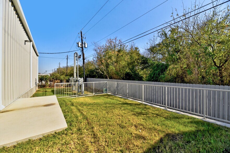 More Photos Of 11215 Conroy Ln, Austin Showroom For Lease