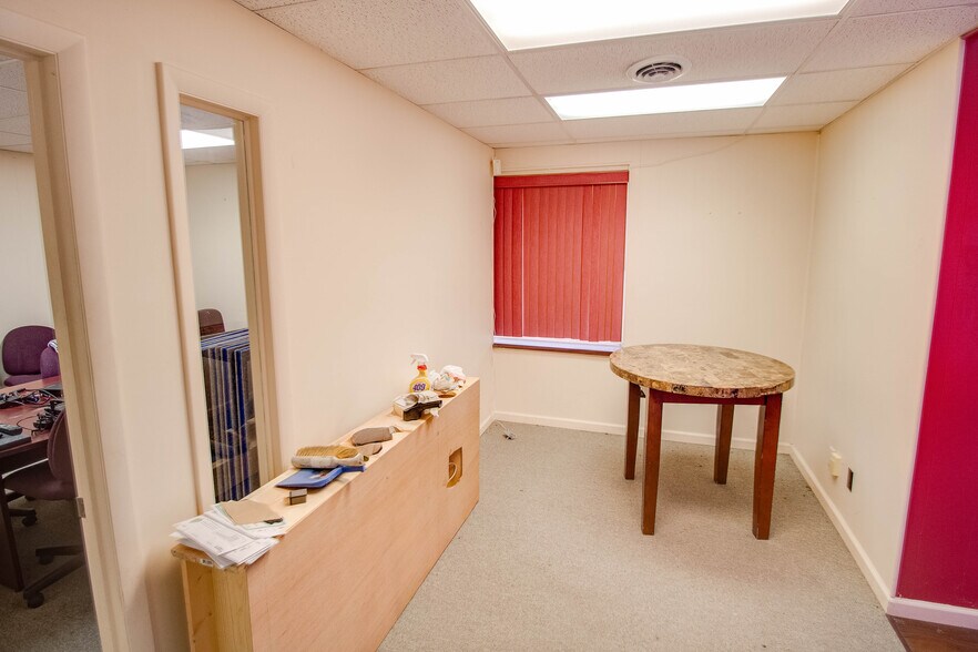 More Photos Of 319-321 Ridge St, Alton Showroom For Sale