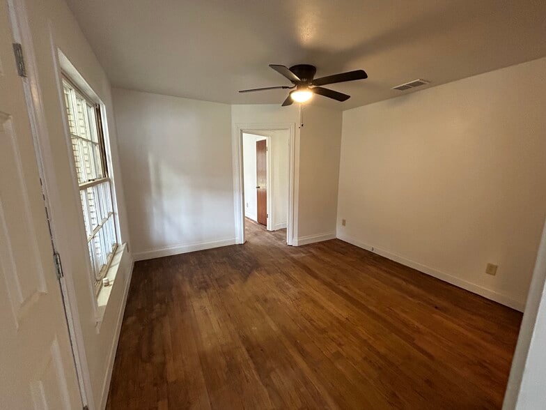 More Photos Of 404 N Henderson Blvd, Kilgore Office For Lease