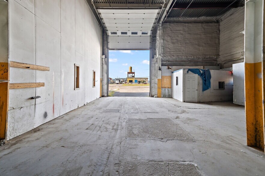 More Photos Of 35-75 Rue De L'acier, Coteau-du-lac Manufacturing For Sale