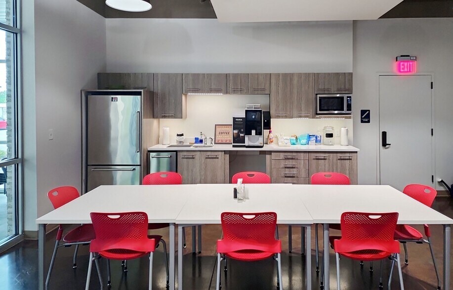 More Photos Of 5547 Veterans Pky, Columbus Coworking Space