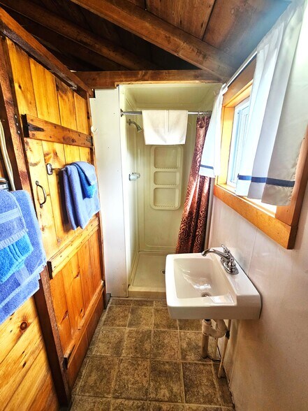 More Photos Of 24 Harris Point Rd, Eastport Hotel For Sale