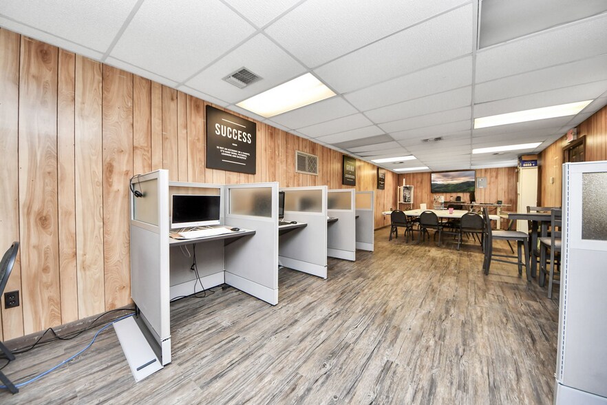 More Photos Of 10814 Woodedge Dr, Houston Warehouse For Sale