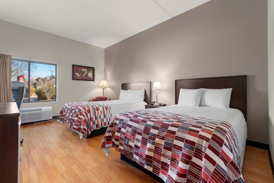 More Photos Of 240 Mitchelle Dr, Hendersonville Hotel For Sale