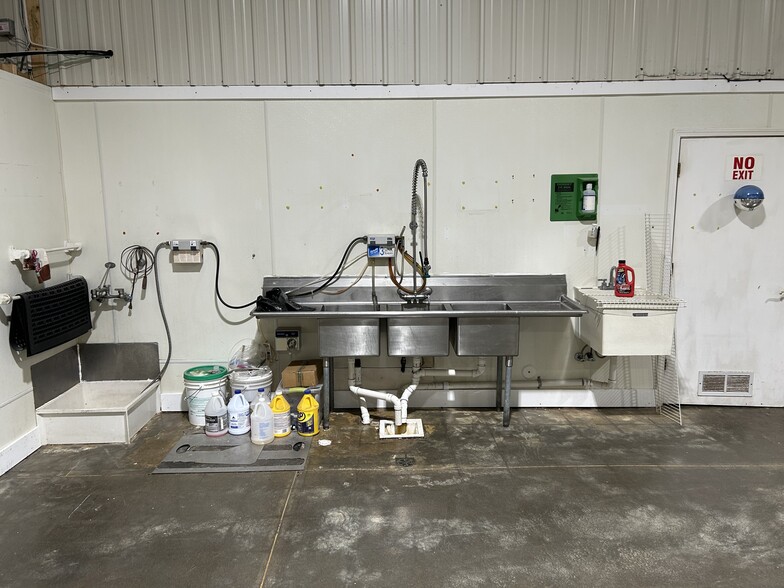 More Photos Of 877 Whitney Dr, Lapeer Warehouse For Lease