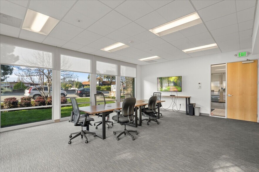 More Photos Of 555 Veterans Blvd, Redwood City Office For Lease