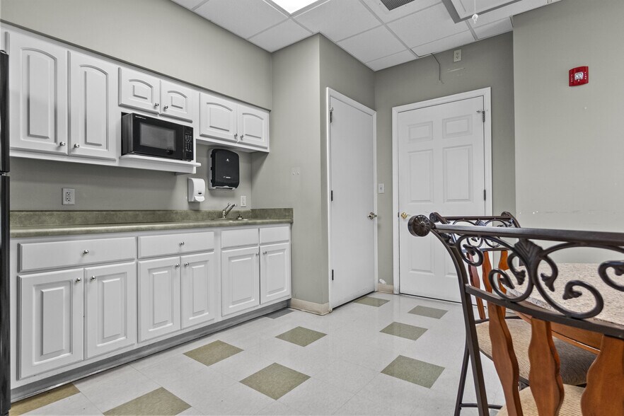 More Photos Of 239 Cedric St, Leesburg Office For Sale