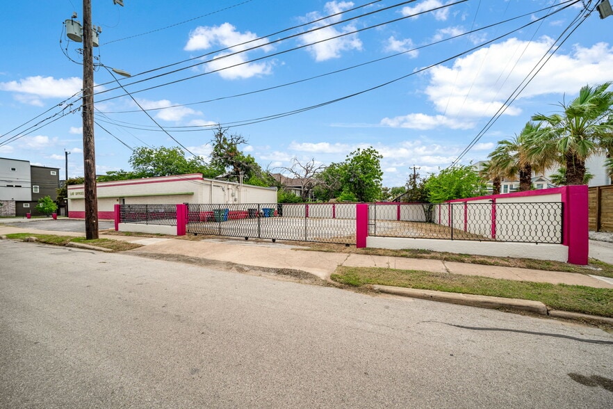 More Photos Of 201 W Poplar St, San Antonio Medical For Sale
