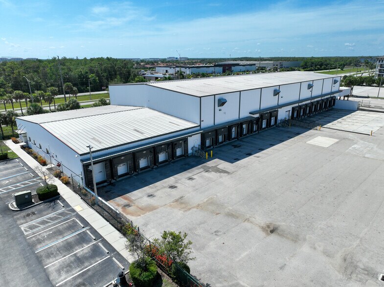 More Photos Of 3843 Ironbridge Blvd, Fort Myers Distribution For Lease