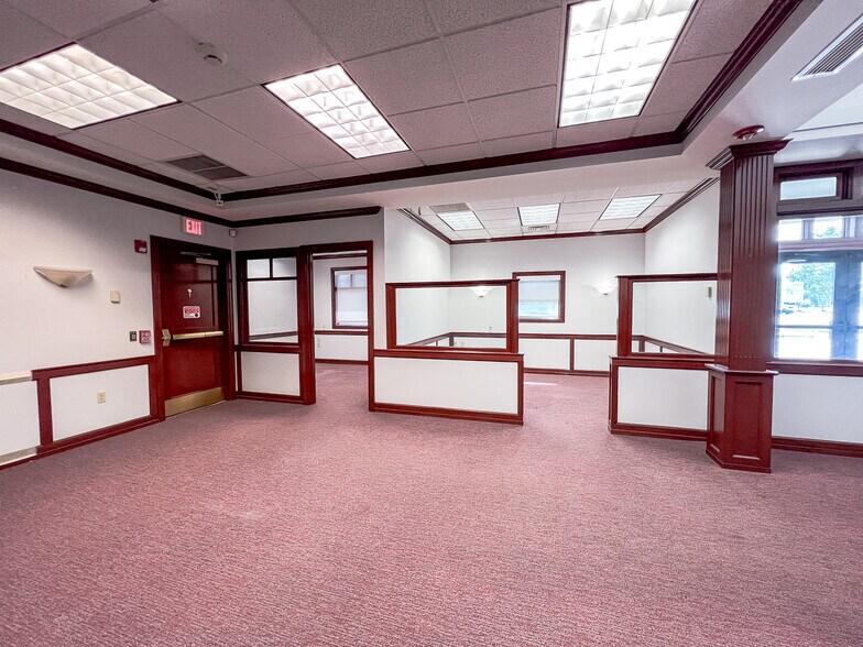 More Photos Of 3060 Industry Dr, Lancaster Specialty For Lease