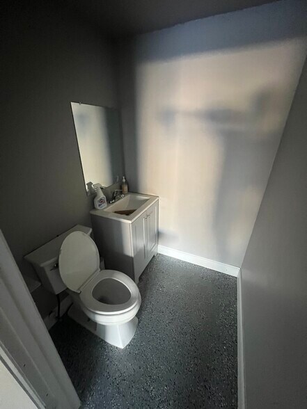 More Photos Of 5449 Benchmark Ln, Sanford Warehouse For Lease