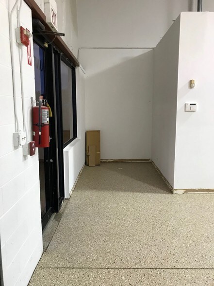 More Photos Of 554 Anderson Dr, Romeoville Warehouse For Lease