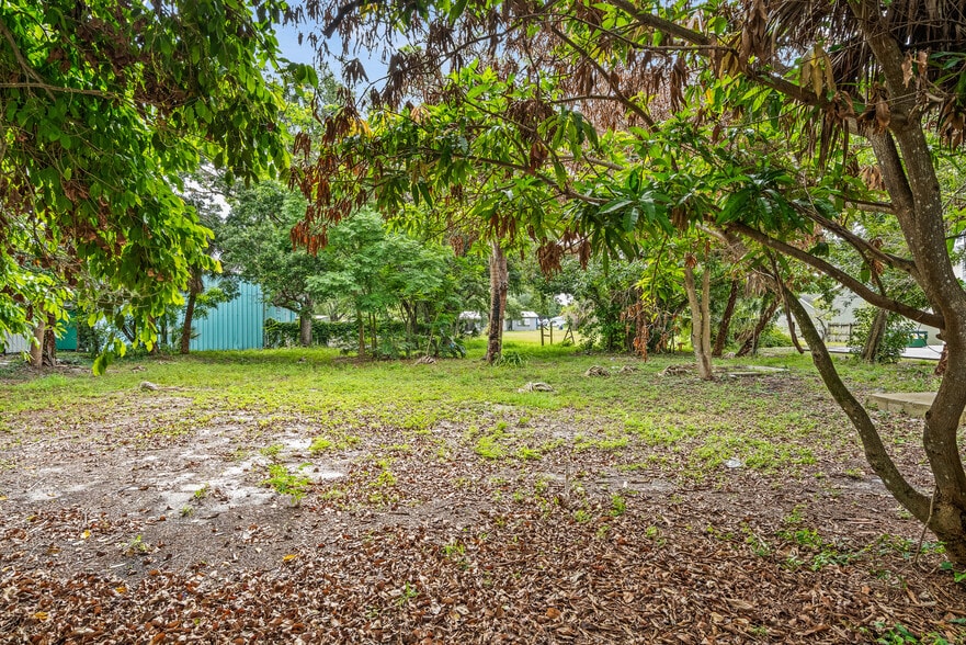 More Photos Of 725 12th St, Vero Beach Auto Repair For Sale