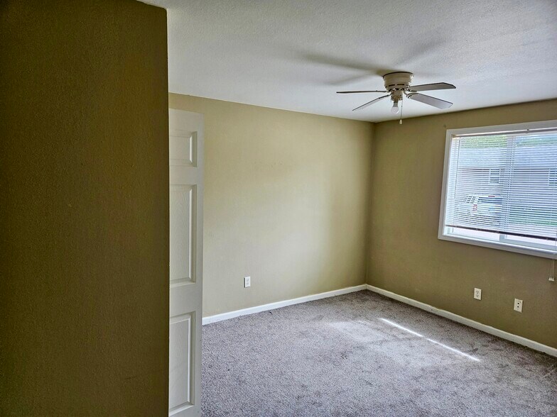 More Photos Of 601-605 W Orchard St, Macomb Apartments For Sale