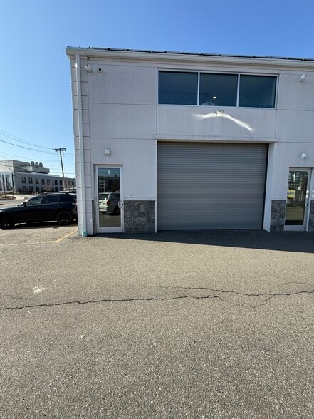 More Photos Of 586 Pleasant St, Watertown Flex For Sale