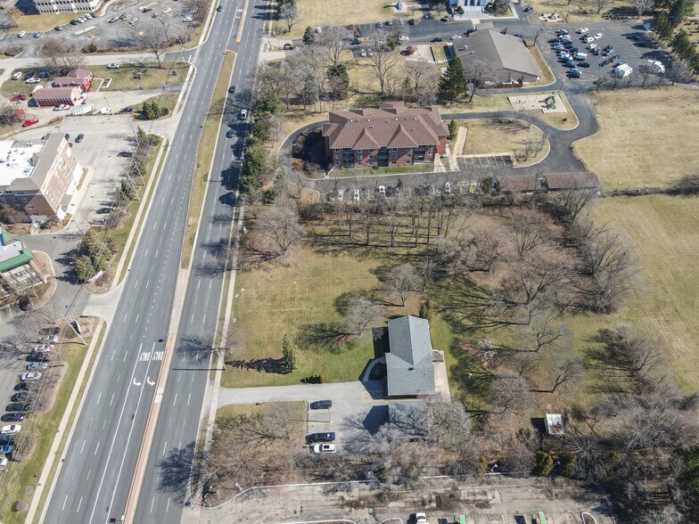 More Photos Of 22W421 ARMY TRAIL RD, Addison Flex For Sale