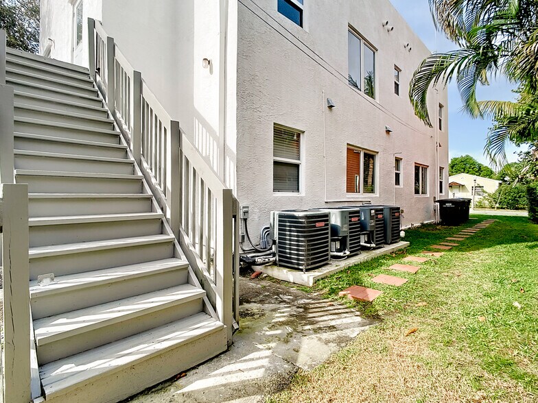 More Photos Of 518 Biscayne Dr, West Palm Beach Apartments For Sale