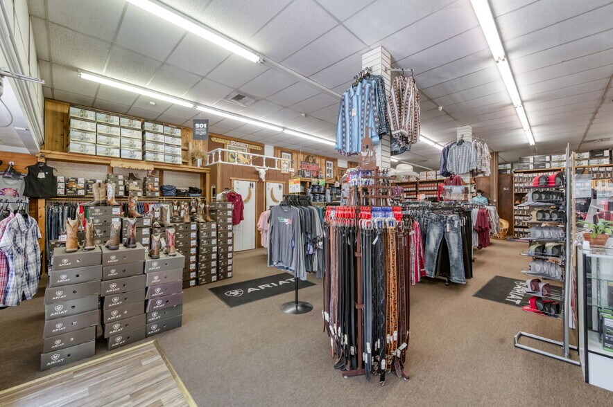 More Photos Of 101 N L St, Dinuba Storefront For Sale