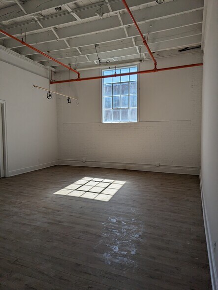 More Photos Of 583 Pacific St, Stamford Freestanding For Lease