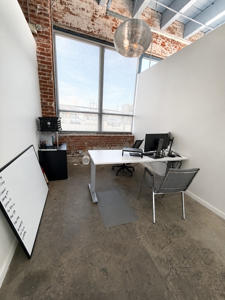 More Photos Of 1625-1627 Oak St, Kansas City Storefront Retail Office For Lease