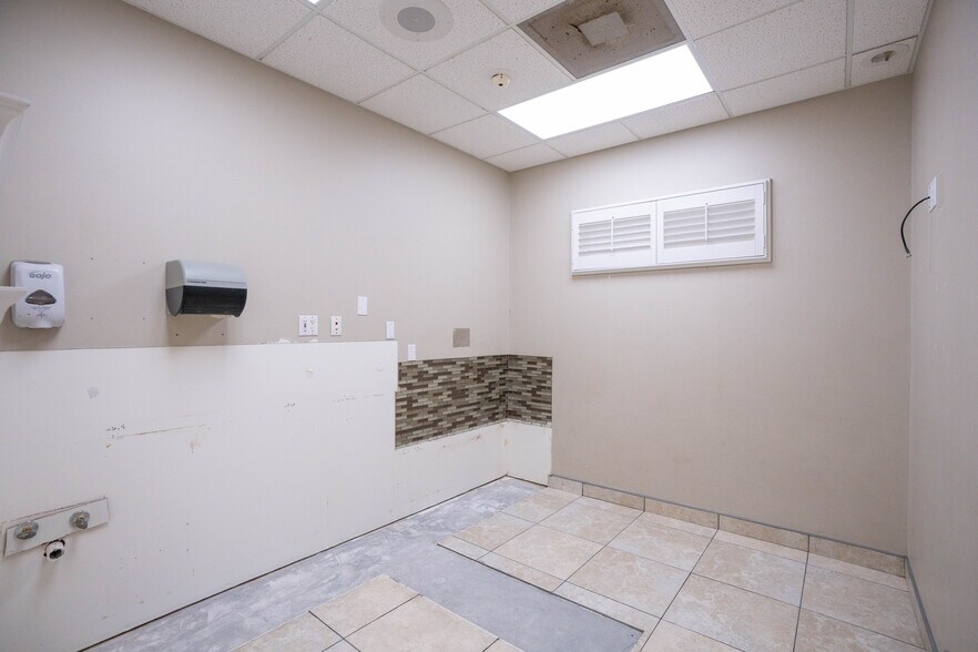 More Photos Of 3628 N Lecanto Hwy, Beverly Hills Veterinarian Kennel For Sale