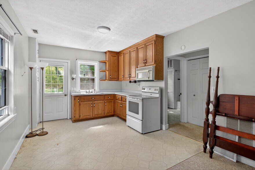 More Photos Of 2870 King William Ave, West Point Flex For Sale