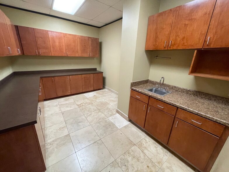 More Photos Of 5625 Cypress Creek Pky, Houston Office For Sale