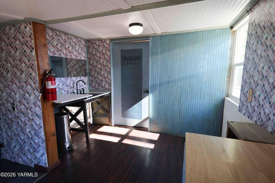 More Photos Of 2107 E Mead Ave, Yakima Manufacturing For Sale
