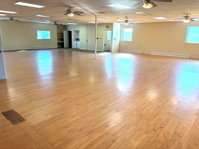 More Photos Of 1164 E Ridge Rd, Rochester Storefront Retail Office For Lease