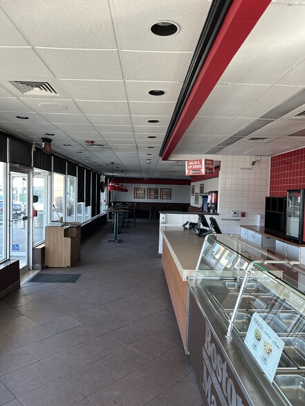 More Photos Of 800 Devon Ave, Park Ridge General Retail For Lease