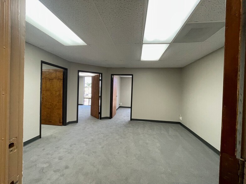 More Photos Of 17111 Beach Blvd, Huntington Beach Office For Lease