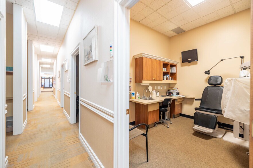 More Photos Of 220-222 S Main St, Rochester Medical For Lease