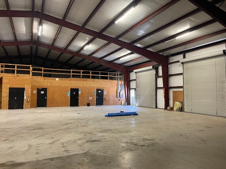 More Photos Of 2436 County Road 311, Jarrell Flex For Lease