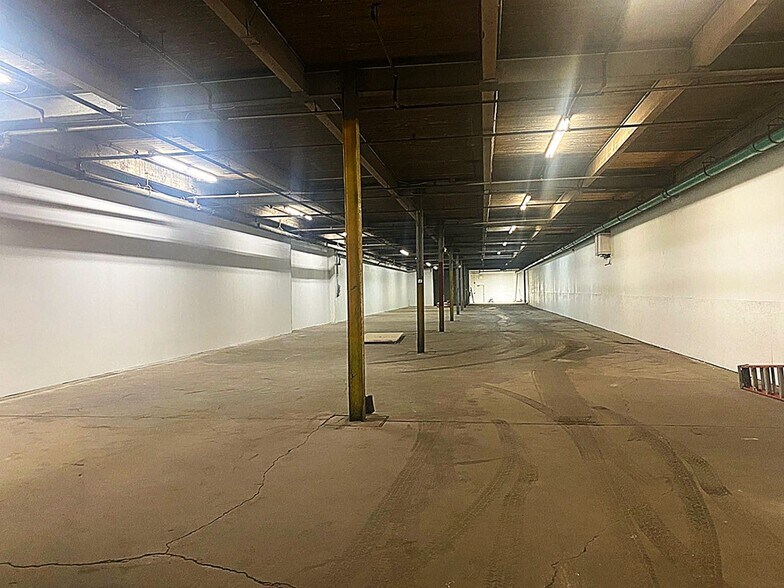 More Photos Of 6801 W 66th Pl, Bedford Park Warehouse For Lease