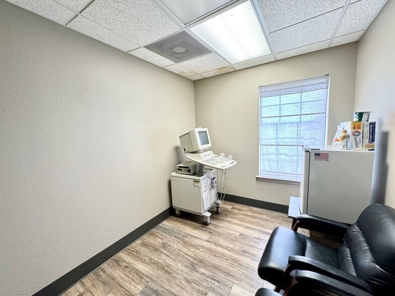 More Photos Of 4550 Lamar Ave, Paris Rehabilitation Center For Lease